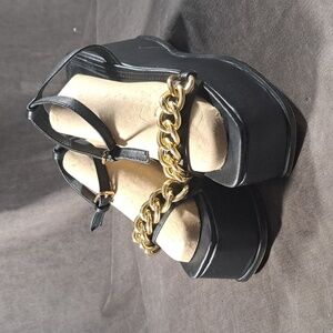 Fashion Nova Black Faux Leather Gold Tone Chain Accent Platform Sandals G US 7